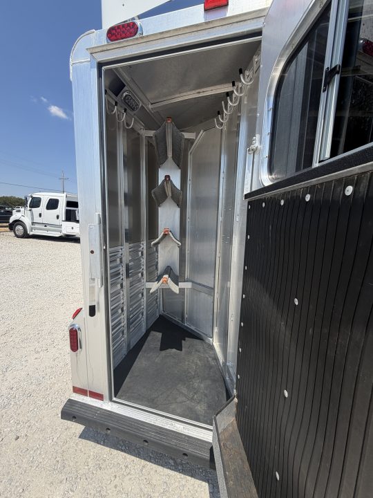 Used 2015 Platinum 4 Horse Gooseneck Horse Trailer