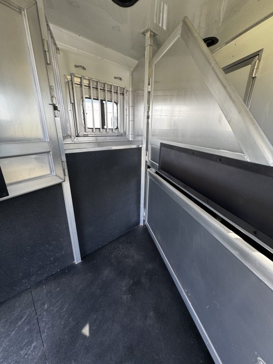 Consignment 2024 Lakota 3H w/ 11' Short Wall LQ Horse Trailer