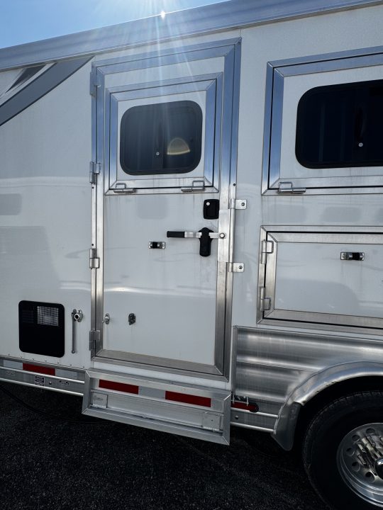 Consignment 2024 Lakota 3H w/ 11' Short Wall LQ Horse Trailer