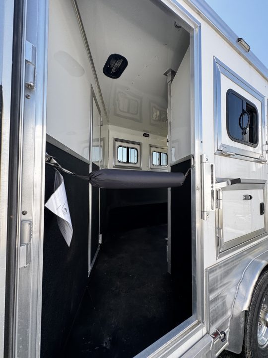 Consignment 2024 Lakota 3H w/ 11' Short Wall LQ Horse Trailer