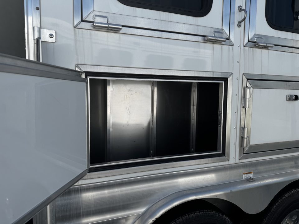 Consignment 2024 Lakota 3H w/ 11' Short Wall LQ Horse Trailer