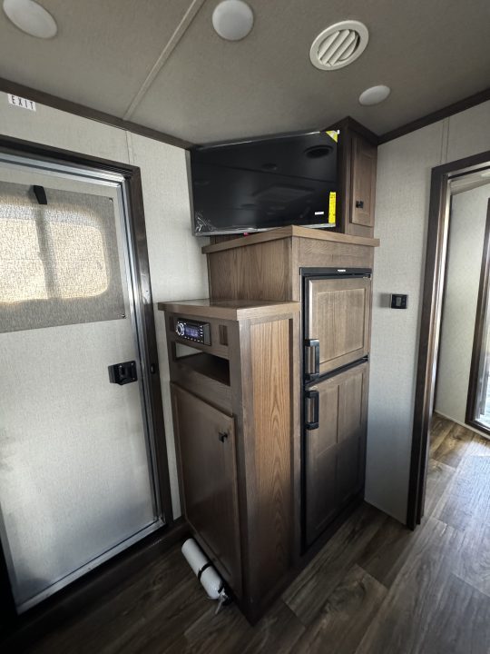 Consignment 2024 Lakota 3H w/ 11' Short Wall LQ Horse Trailer