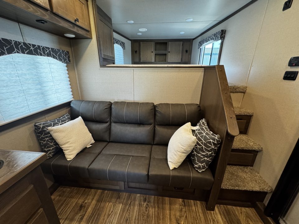 Consignment 2024 Lakota 3H w/ 11' Short Wall LQ Horse Trailer