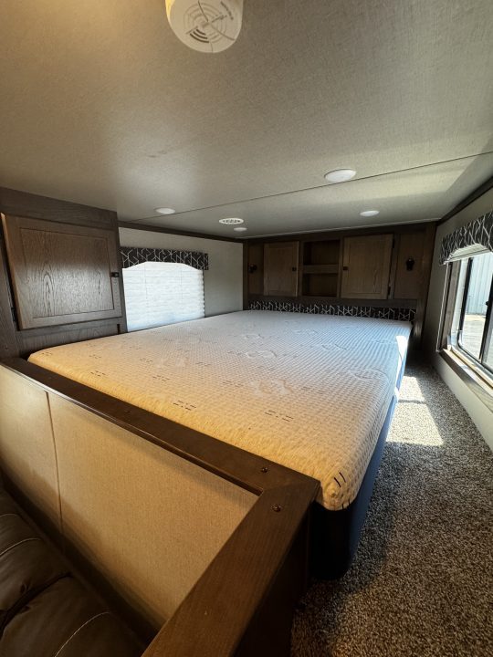 Consignment 2024 Lakota 3H w/ 11' Short Wall LQ Horse Trailer