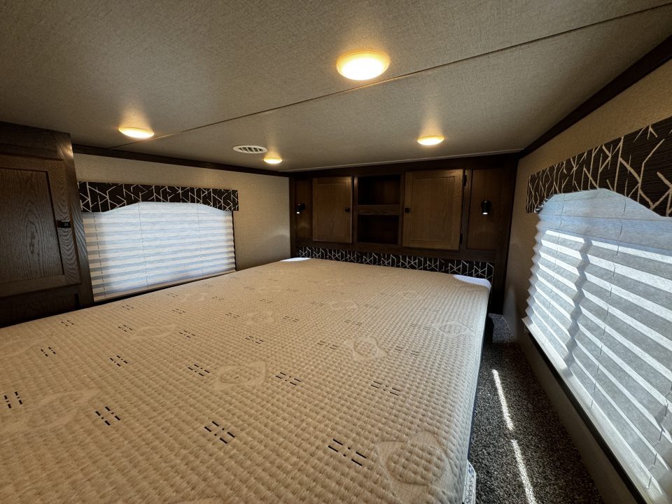 Consignment 2024 Lakota 3H w/ 11' Short Wall LQ Horse Trailer