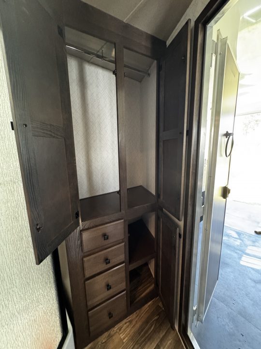 Consignment 2024 Lakota 3H w/ 11' Short Wall LQ Horse Trailer