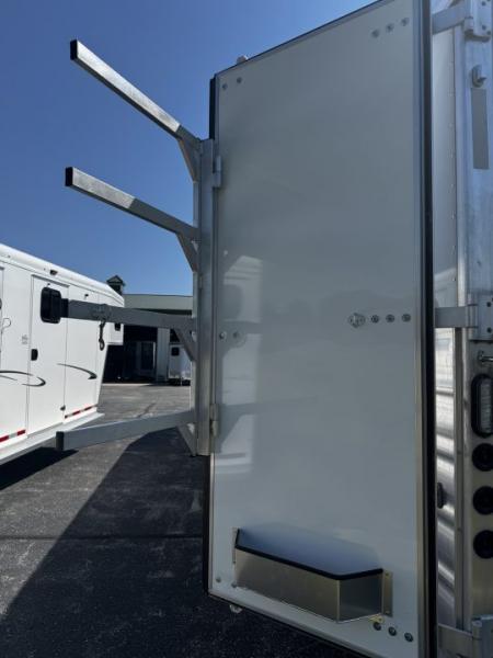 Consignment 2024 Lakota 3H w/ 11' Short Wall LQ Horse Trailer