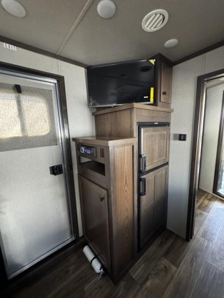Consignment 2024 Lakota 3H w/ 11' Short Wall LQ Horse Trailer