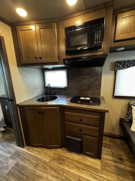 Consignment 2024 Lakota 3H w/ 11' Short Wall LQ Horse Trailer