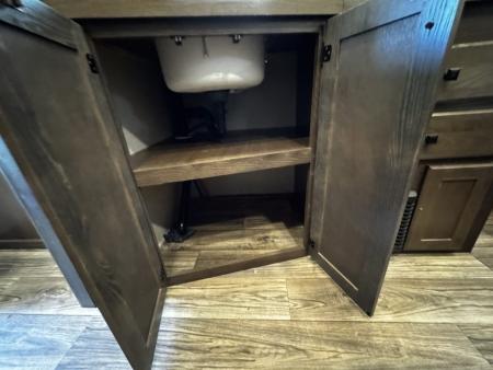 Consignment 2024 Lakota 3H w/ 11' Short Wall LQ Horse Trailer