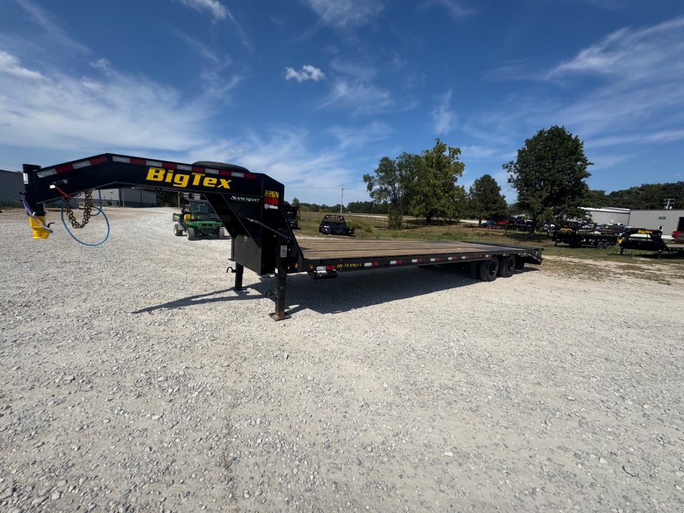 New 2027 Big Tex Trailers 102x30 Tandem 23.9K GN Flatbed w/ Sliding Ratchet Rail, 2-Speed Jacks, & Load Lights Flatbed Trailer