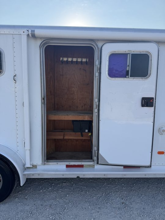 Used 1998 Exiss 3 Horse Gooseneck Living Quarters With Midtack Horse Trailer
