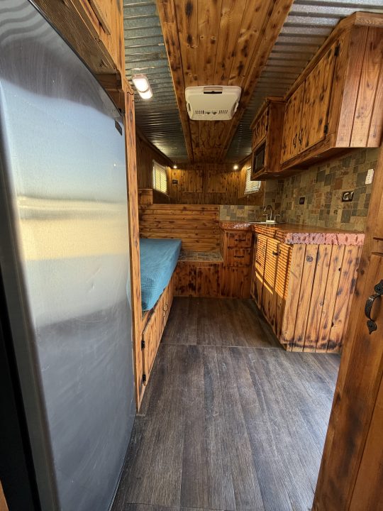 Used 1998 Exiss 3 Horse Gooseneck Living Quarters With Midtack Horse Trailer
