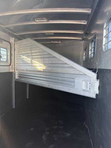 Used 1998 Exiss 3 Horse Gooseneck Living Quarters With Midtack Horse Trailer