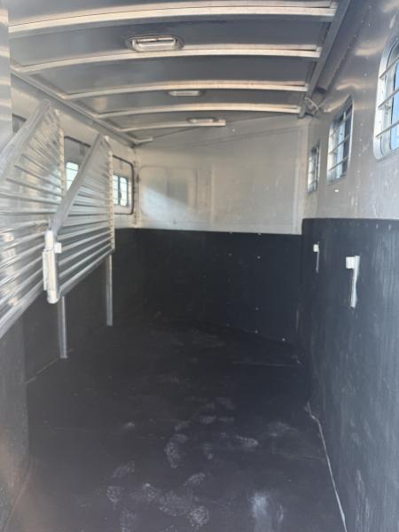 Used 1998 Exiss 3 Horse Gooseneck Living Quarters With Midtack Horse Trailer