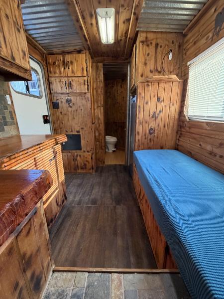 Used 1998 Exiss 3 Horse Gooseneck Living Quarters With Midtack Horse Trailer