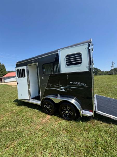 New 2027 Homesteader 2 Horse Straight Load Warmblood Trailer Two-Tone