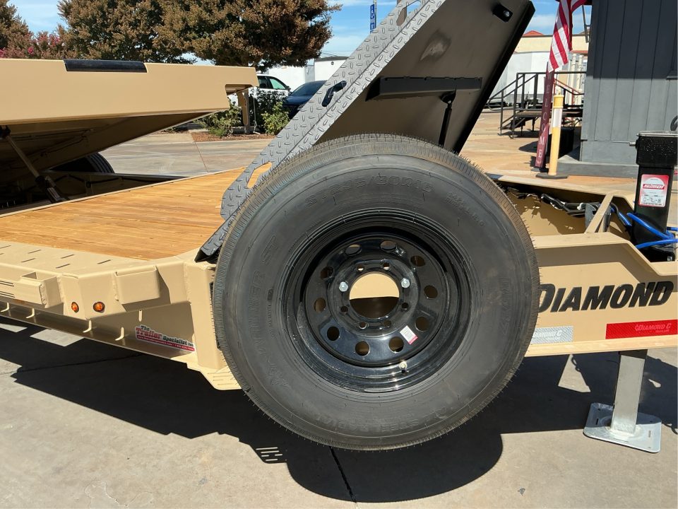 New 2027 Diamond C Trailers HXD207L22X102 8.5FT X 22FT 15.5 GVW Tilt Trailer