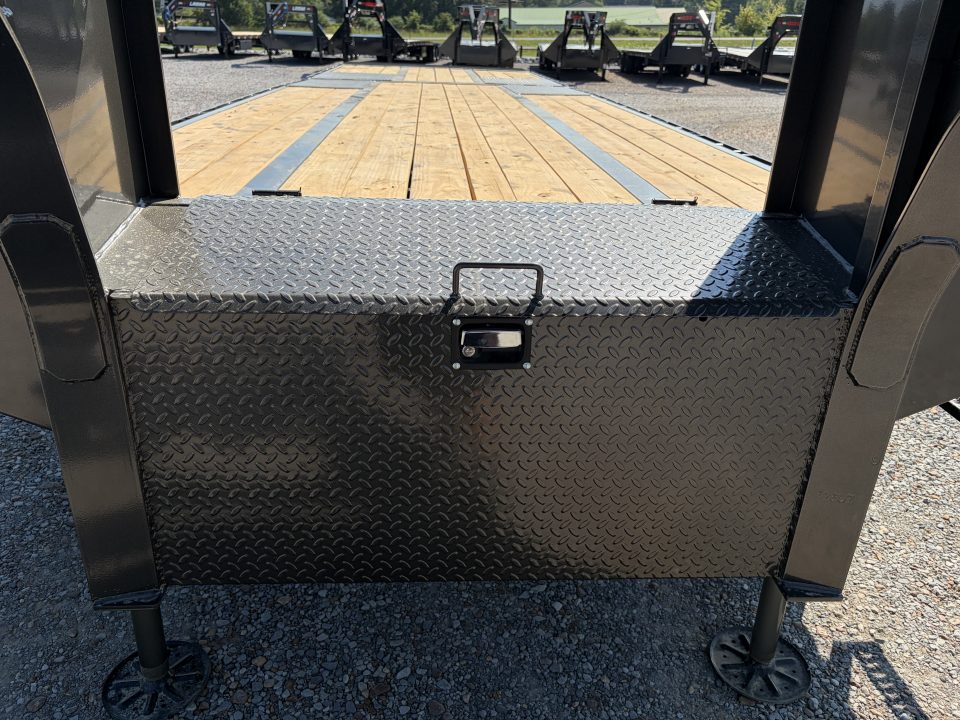 New 2027 MAXXD 102"X32' 30K Hydraulic Dovetail Gooseneck Trailer