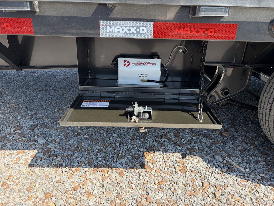 New 2027 MAXXD 102"X32' 30K Hydraulic Dovetail Gooseneck Trailer