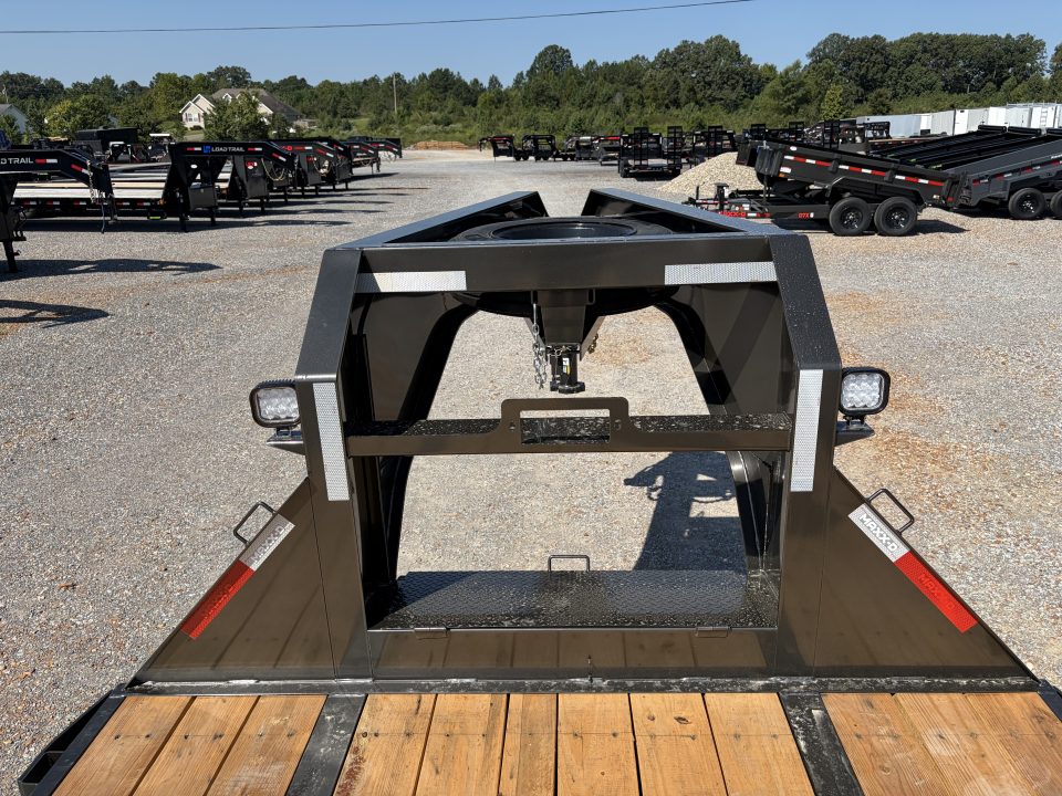 New 2027 MAXXD 102"X32' 30K Hydraulic Dovetail Gooseneck Trailer