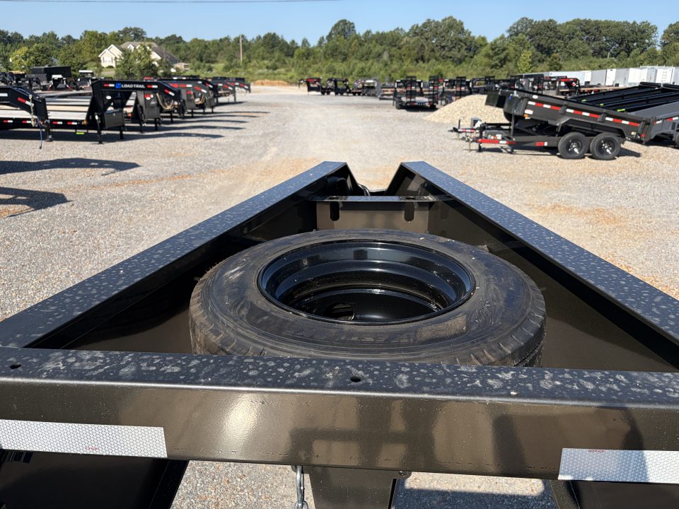 New 2027 MAXXD 102"X32' 30K Hydraulic Dovetail Gooseneck Trailer