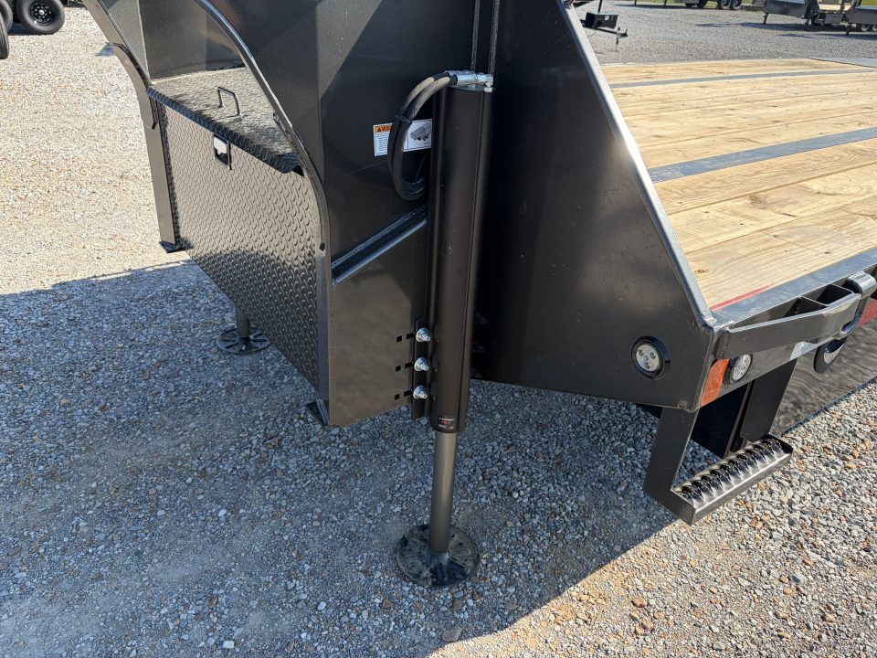 New 2027 MAXXD 102"X32' 30K Hydraulic Dovetail Gooseneck Trailer