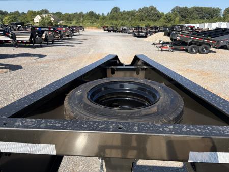New 2027 MAXXD 102"X32' 30K Hydraulic Dovetail Gooseneck Trailer