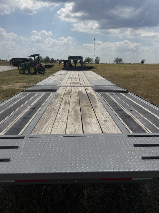 Used 2025 Diamond C Trailers FMAX212 TANDEM DUAL GN PACESETTER HYDROTAIL W/ BLACKWOOD RUNNERS/ HYDRO JACKS/ 102X40 Flatbed Trailer