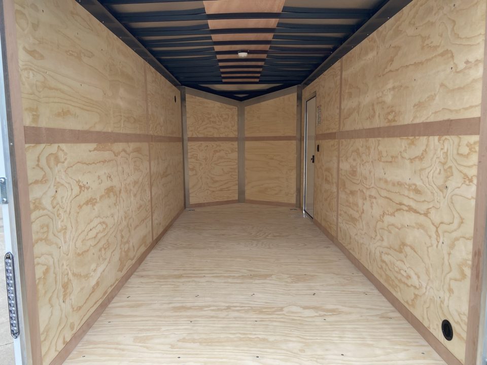 New United UJ-7X16 Enclosed Trailer