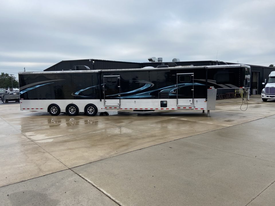 Used USED 2017 Sundowner Gooseneck with living quarters