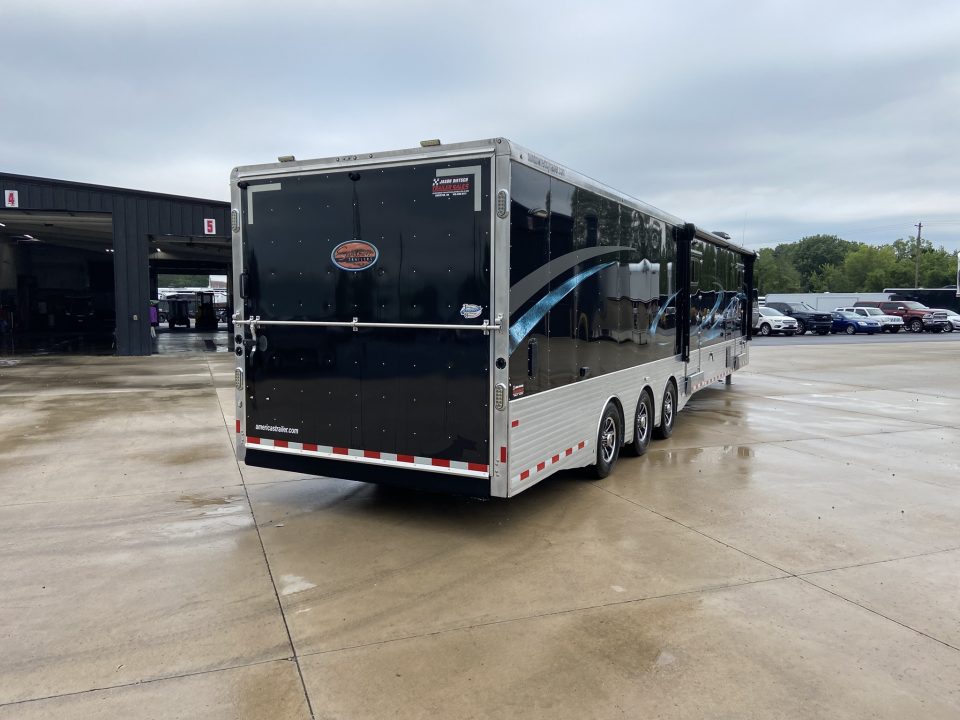 Used USED 2017 Sundowner Gooseneck with living quarters