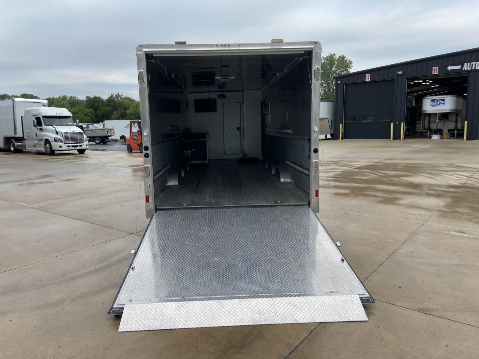 Used USED 2017 Sundowner Gooseneck with living quarters