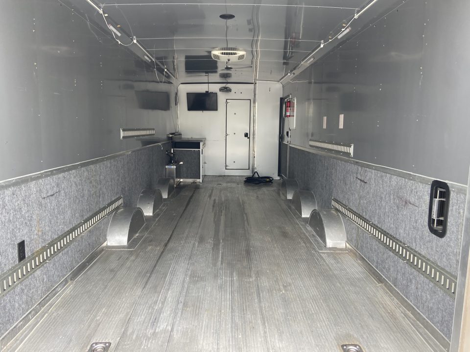 Used USED 2017 Sundowner Gooseneck with living quarters