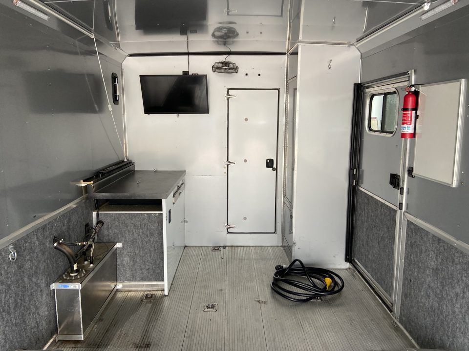 Used USED 2017 Sundowner Gooseneck with living quarters