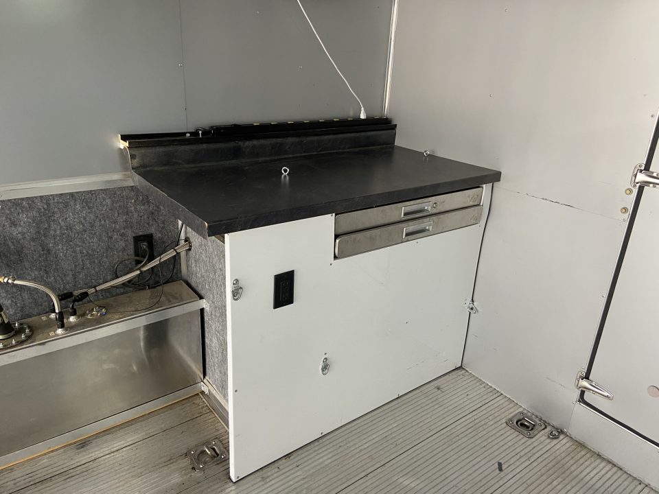 Used USED 2017 Sundowner Gooseneck with living quarters