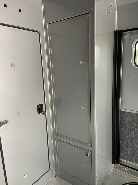 Used USED 2017 Sundowner Gooseneck with living quarters
