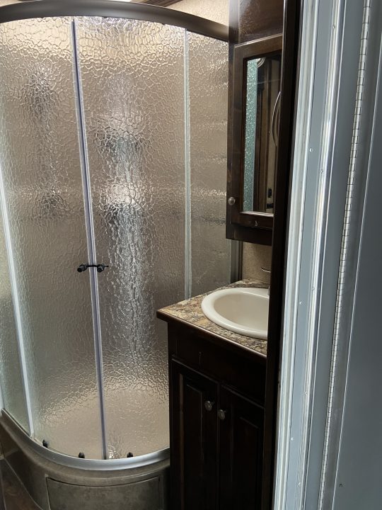 Used USED 2017 Sundowner Gooseneck with living quarters