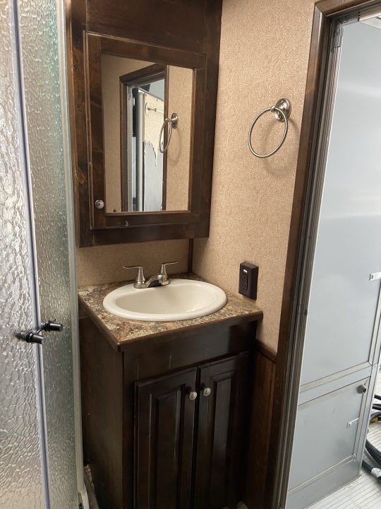 Used USED 2017 Sundowner Gooseneck with living quarters