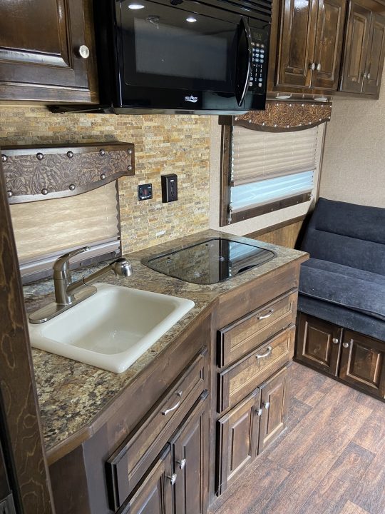 Used USED 2017 Sundowner Gooseneck with living quarters