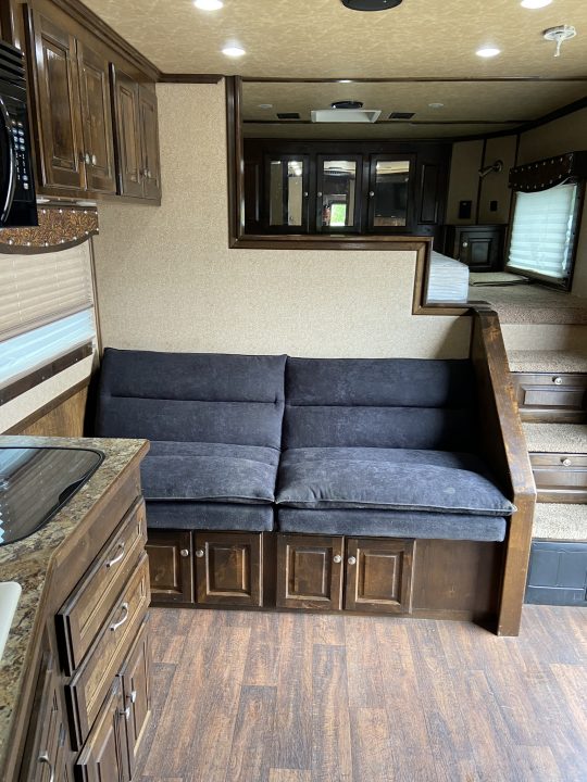 Used USED 2017 Sundowner Gooseneck with living quarters