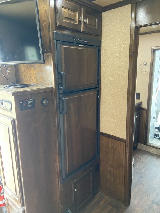 Used USED 2017 Sundowner Gooseneck with living quarters