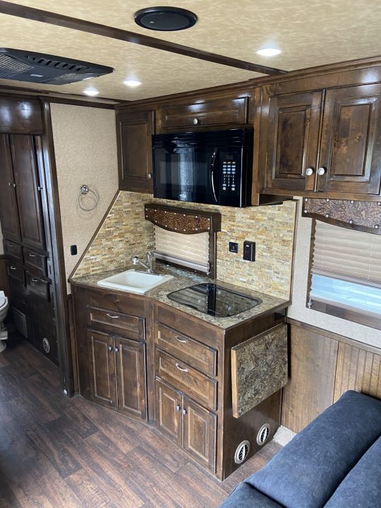 Used USED 2017 Sundowner Gooseneck with living quarters