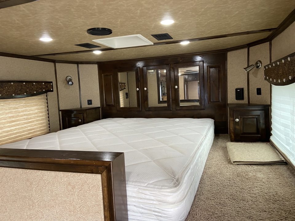 Used USED 2017 Sundowner Gooseneck with living quarters