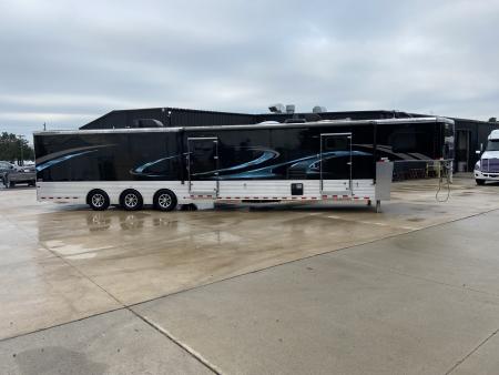 Used USED 2017 Sundowner Gooseneck with living quarters