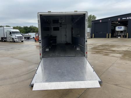 Used USED 2017 Sundowner Gooseneck with living quarters