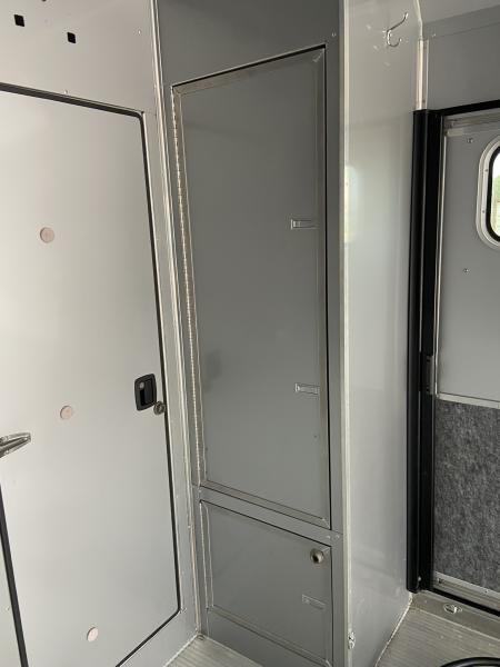 Used USED 2017 Sundowner Gooseneck with living quarters