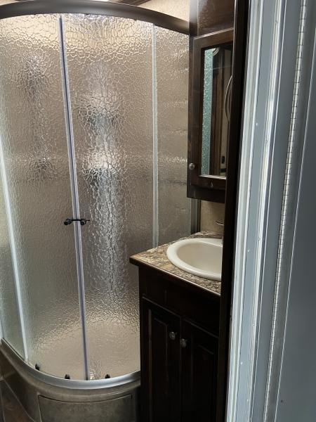 Used USED 2017 Sundowner Gooseneck with living quarters