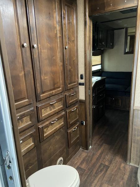Used USED 2017 Sundowner Gooseneck with living quarters
