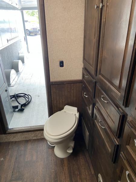 Used USED 2017 Sundowner Gooseneck with living quarters